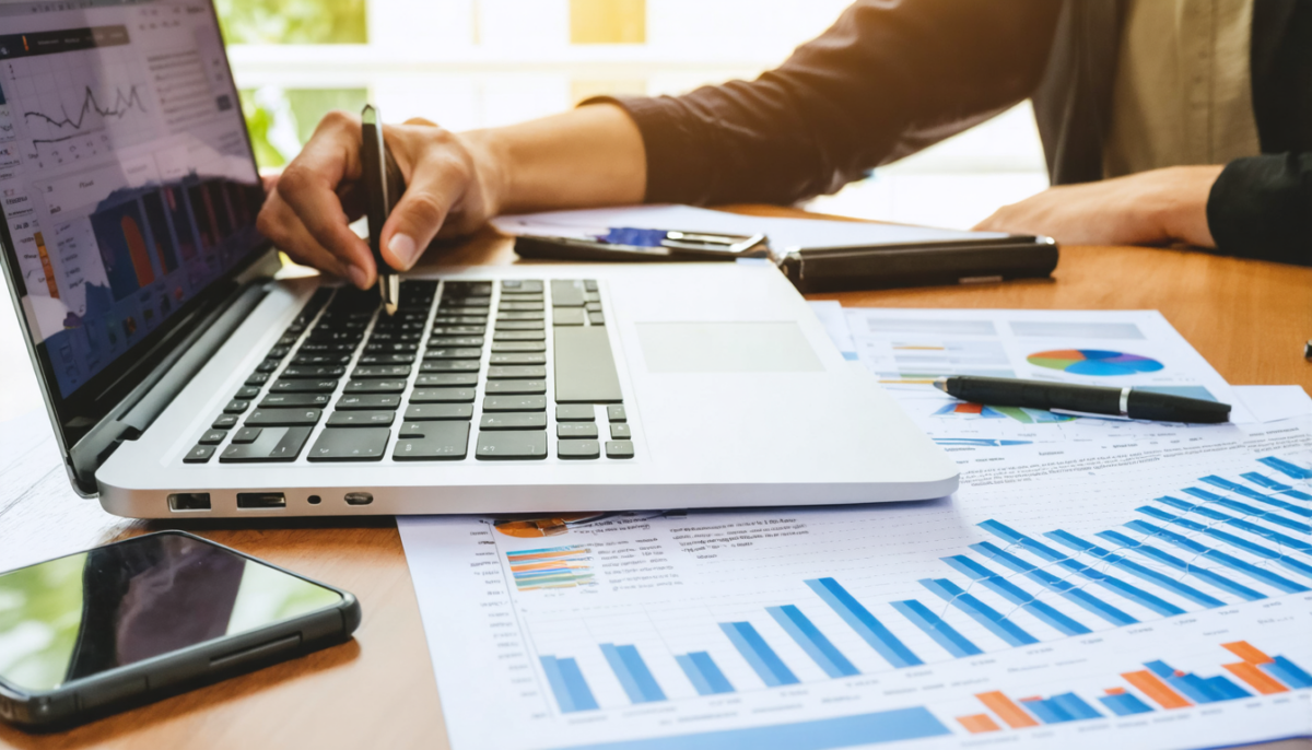 découvrez les conseils essentiels pour lancer et réussir votre activité indépendante tout en conservant votre emploi salarié, en alliant sécurité et autonomie.